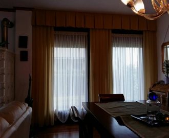 Un interno classico con tende viennesi in seta, le calate in cady e una mantovana regimental. #interiordesign #homestaging #fattoamano #amoreperlacasa #marianotende #verona #tessuti #tende #curtains