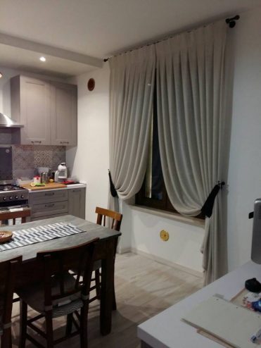 Nella cucina di una casa in campagna: la tenda in maglia di lino lavorata a mano con pieghe a calice e bracciali di seta. #verona #marianotende #amoreperlacasa #interiodesign #homestaging #fattoamano #tessuti
