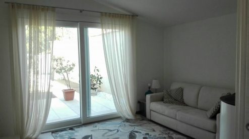 I tessuti bianchi di rete a giro inglese in spazi relax. Le tende di Mariano, negozio tende a verona.