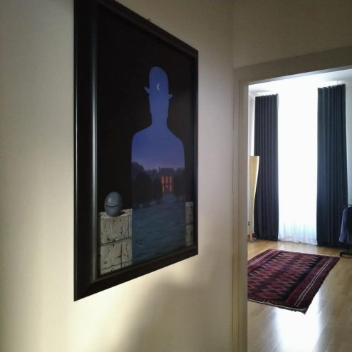 Il puro lino bianco e il velluto grigio con riflessi in blu della tenda wave in centro storico a Verona. Le tende di Mariano, negozio tende Verona.