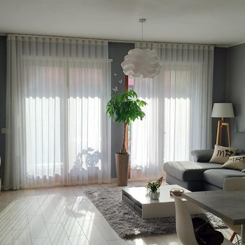 Le onde della tenda "wave" con tessuto panama e lino di Studio Pininfarina per Agena in un interno glam bianco e grigio.