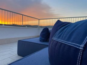 Le sedute e i divani in terrazza, rivestiti in tessuto di jeans per spazi esterni interpretati e realizzati da Mariano tende Verona.