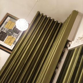 I rasi lime green per il boudoir all'ingresso della camera da letto. Le tende di Mariano Verona.