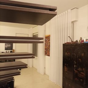 Drappeggi di tessuto tecnico in colore bianco antartide in una abitazione contemporanea con ristrutturazione degli interni di ispirazione Bauhaus.