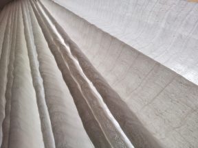 La tenda in tessuto tubico di puro lino e la sedia in bianco laccato e tessuto decorato british. Le tende di Mariano, Lessinia, Verona, Veneto, Genova, Liguria.