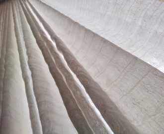 La tenda in tessuto tubico di puro lino e la sedia in bianco laccato e tessuto decorato british. Le tende di Mariano, Lessinia, Verona, Veneto, Genova, Liguria.