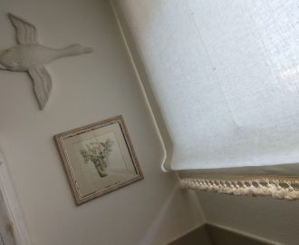 Tenda a pacchetto in tessuto di puro lino con passamaneria ad intreccio inglese in puro cotone per la stanza da bagno retro. Le tende di Mariano, tende Verona.