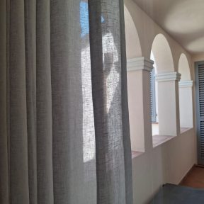 Le tende in lino nel palazzo storico di Imola. Linen fabric in historic building.