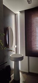 Tenda a pacchetto per Sala da Bagno in tessuto tecnico di derivazione navale. Roman blind for bathroom made from technical naval fabric. Mariano curtain shop in Verona.