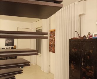 Drappeggi di tessuto tecnico in colore bianco antartide in una abitazione contemporanea con ristrutturazione degli interni di ispirazione Bauhaus.