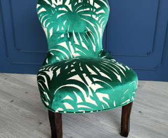 Il restomod di una poltroncina vintage del novecento con tessuto in velluto "Leaves Dream" e rifacimento completo della struttura e di tutti i particolari. The restomod of a vintage early-20th-century armchair, fully restored with care and upholstered in the elegant velvet fabric. Le tende di Mariano a Verona.