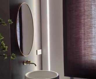 Tenda a pacchetto per Sala da Bagno in tessuto tecnico di derivazione navale. Roman blind for bathroom made from technical naval fabric. Mariano curtain shop in Verona.